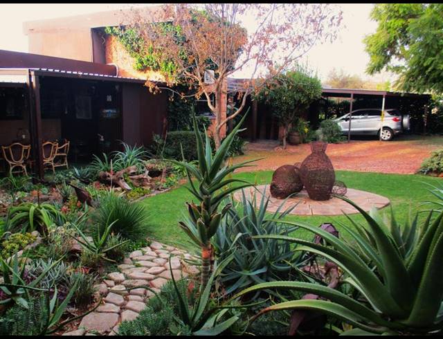 6 BEDROOM HOUSE FOR SALE IN DAN PIENAAR